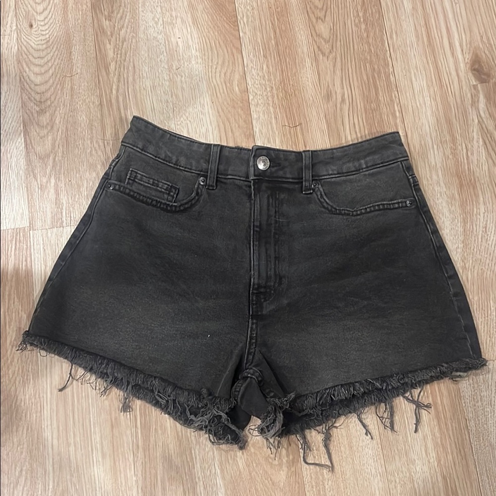 Women’s H&M black denim shorts - size 6